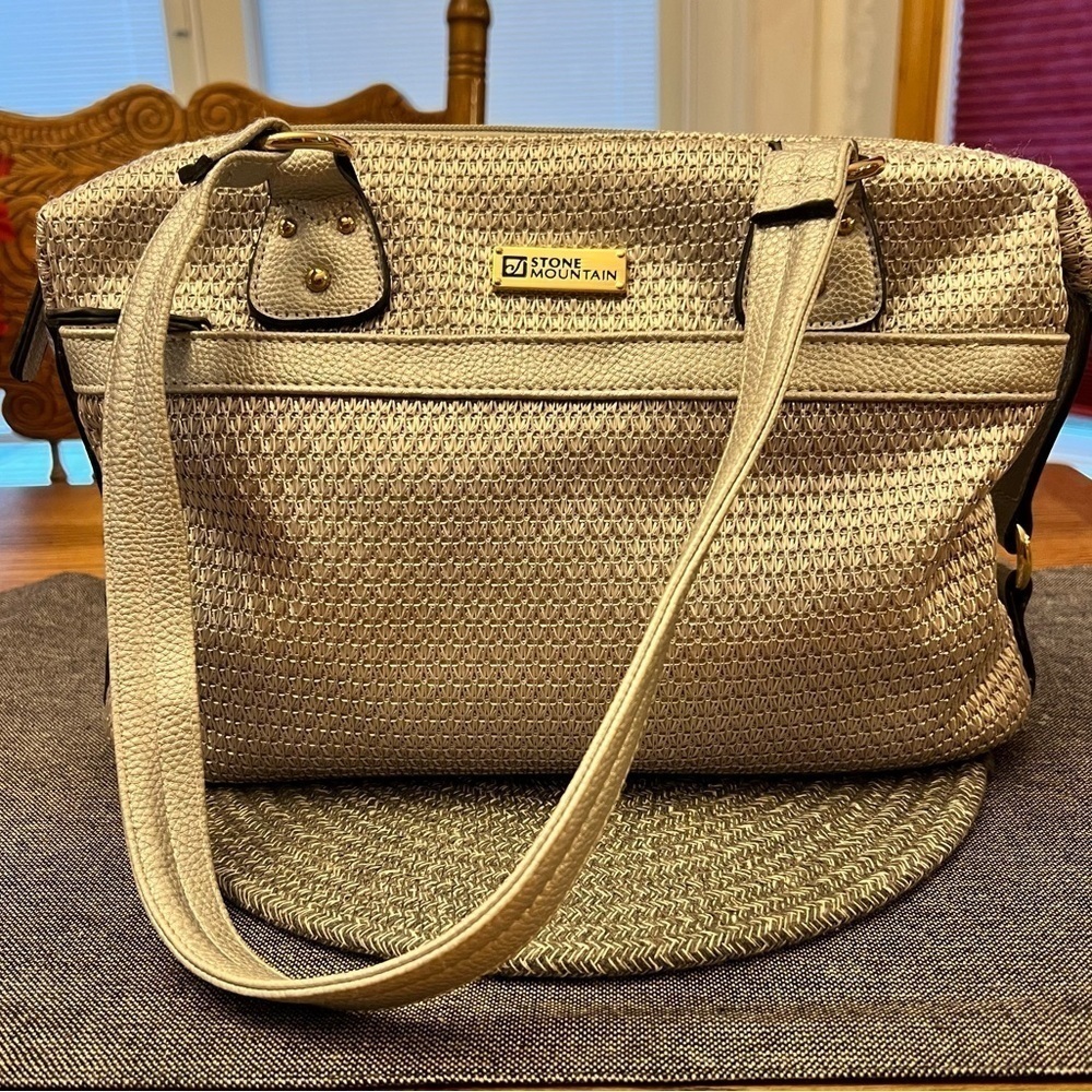 Stone Mountain FAB Metallic Woven Silver
Shoulder Hand bag
